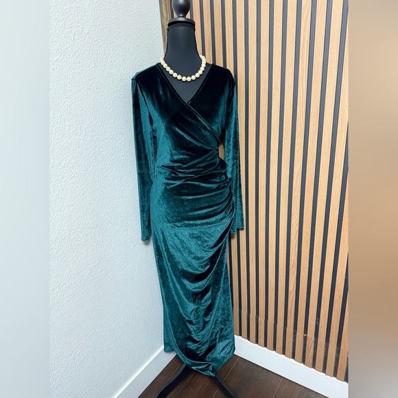 Dresses & Skirts - Elegant Emerald Green Velvet Wrap Dress